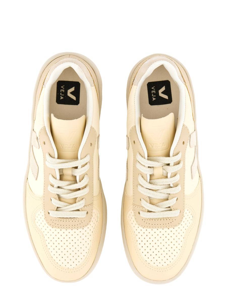 VEJA SNEAKER "V-10" IN PELLE Offerta