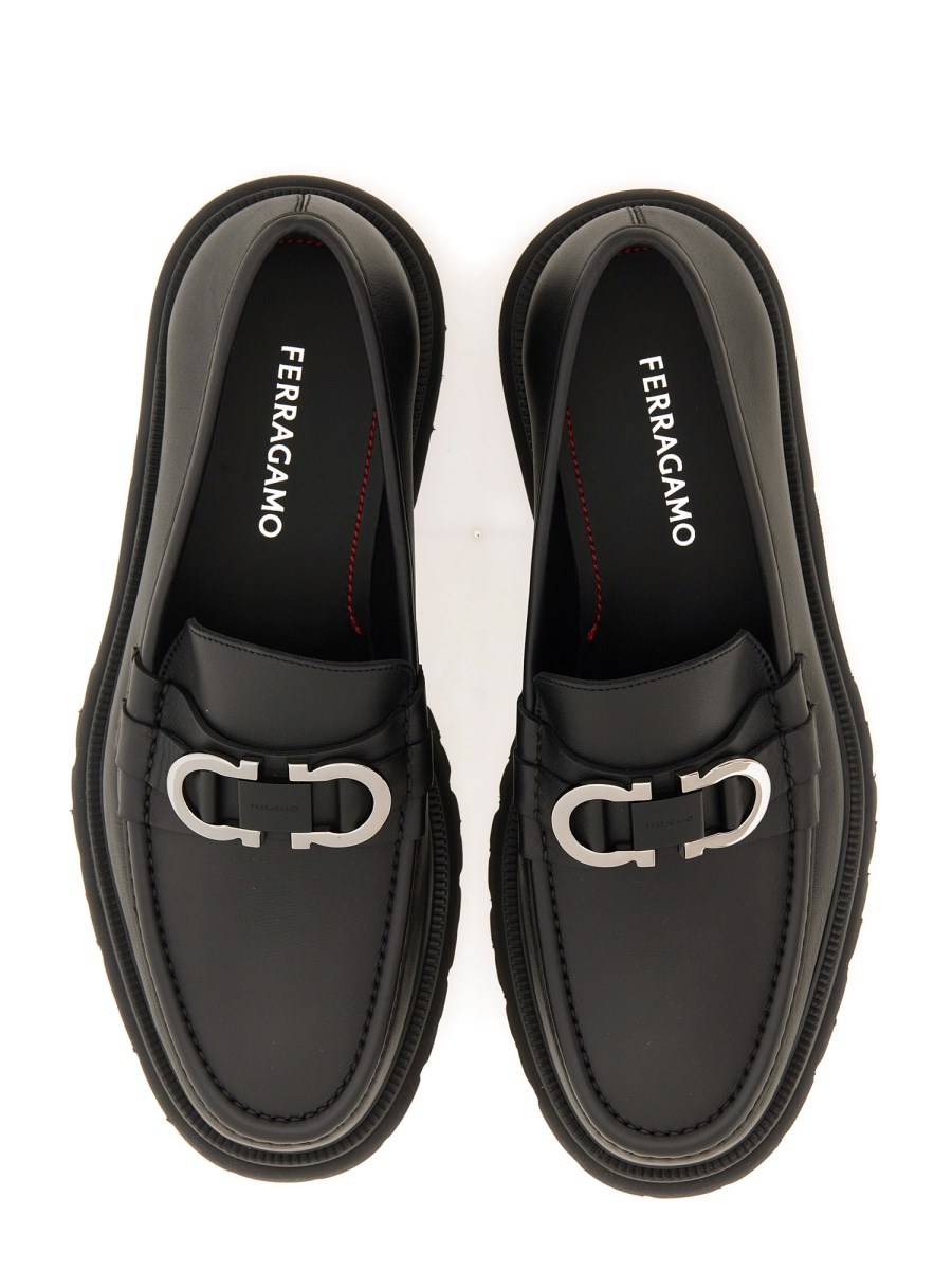 FERRAGAMO MOCASSINO ORNAMENTO GANCINI IN PELLE Vendita calda