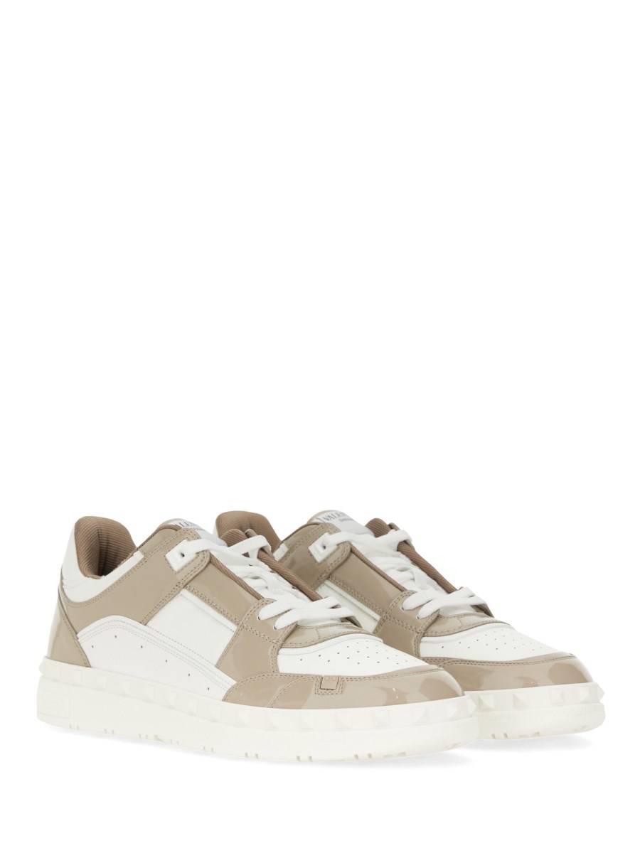 VALENTINO GARAVANI SNEAKER LOW TOP "FREEDOTS" IN VERNICE Fino al 50% di sconto
