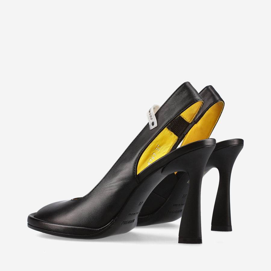 Premiata Chanel M6767A in pelle In Vendita